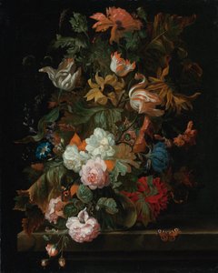 Stilleben av blomster i en glassvase med en sommerfugl